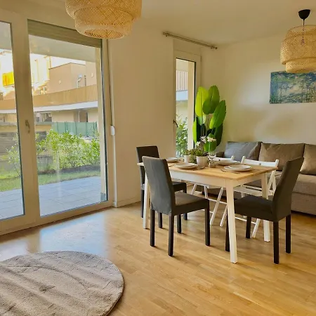 Modernes Mit Garten Und Terrasse